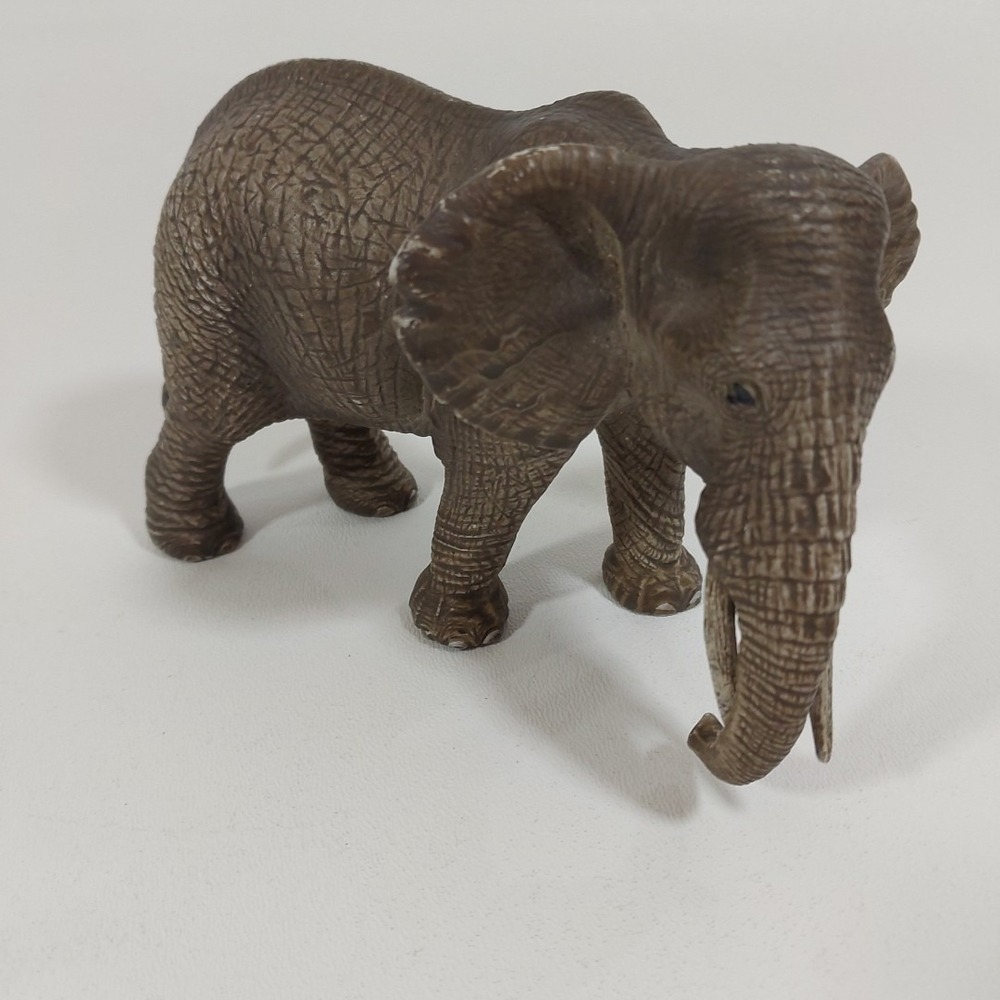 Schleich Elephant '15 Am Limes 69 D-73527 Toy Figure 4"